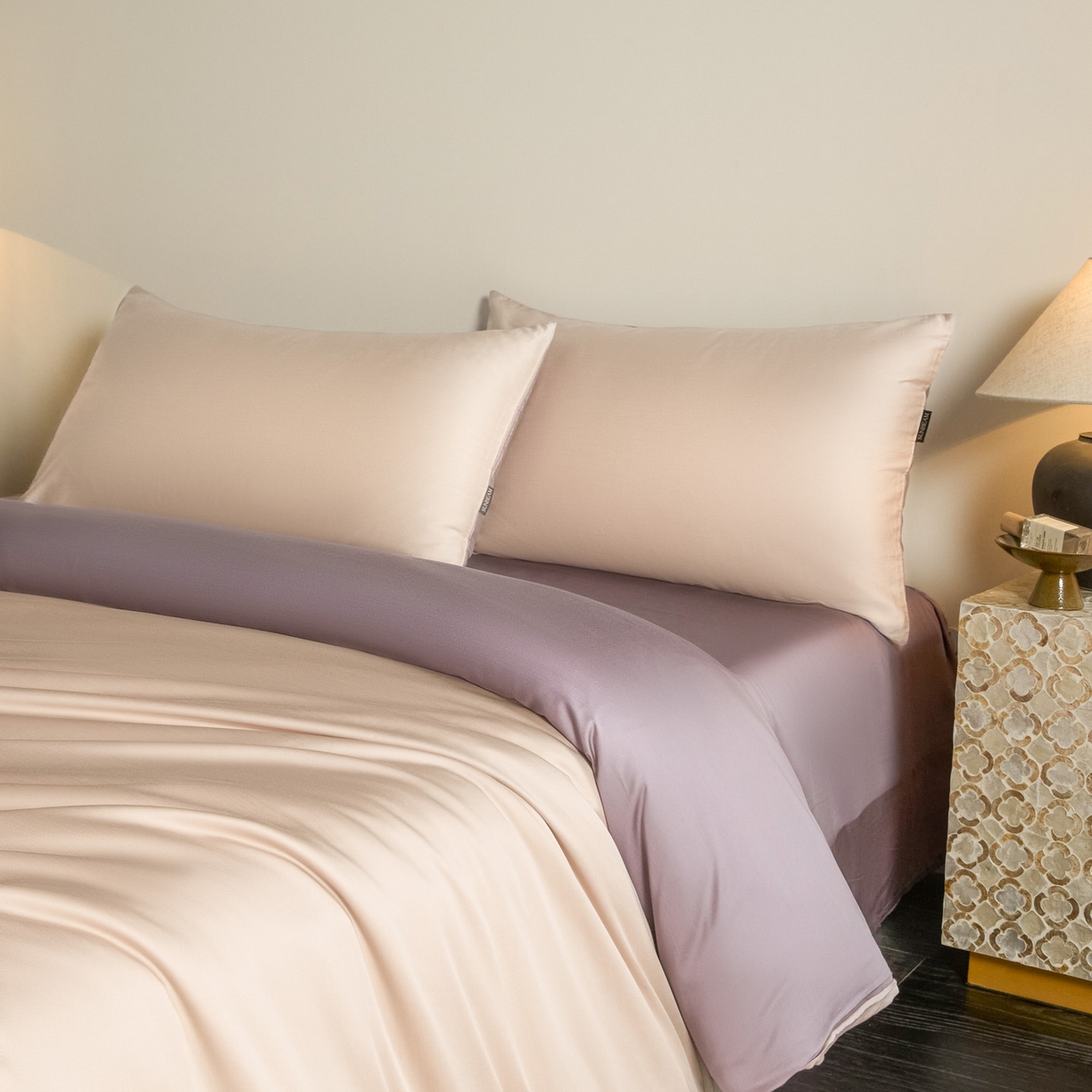 91家纺网 家纺一手货源 找家纺 秀色家纺 2026新款60S进口天丝贡缎新疆长绒棉纯色轻奢四件套 Air-天丝棉-桃灰粉+迷雾紫