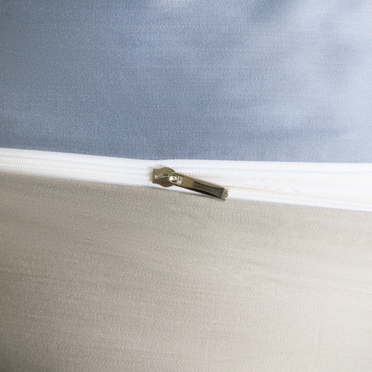 91家纺网 家纺一手货源 找家纺 秀色家纺 2026新款60S进口天丝贡缎新疆长绒棉纯色轻奢四件套 Air-天丝棉-星雾蓝+薄雾灰