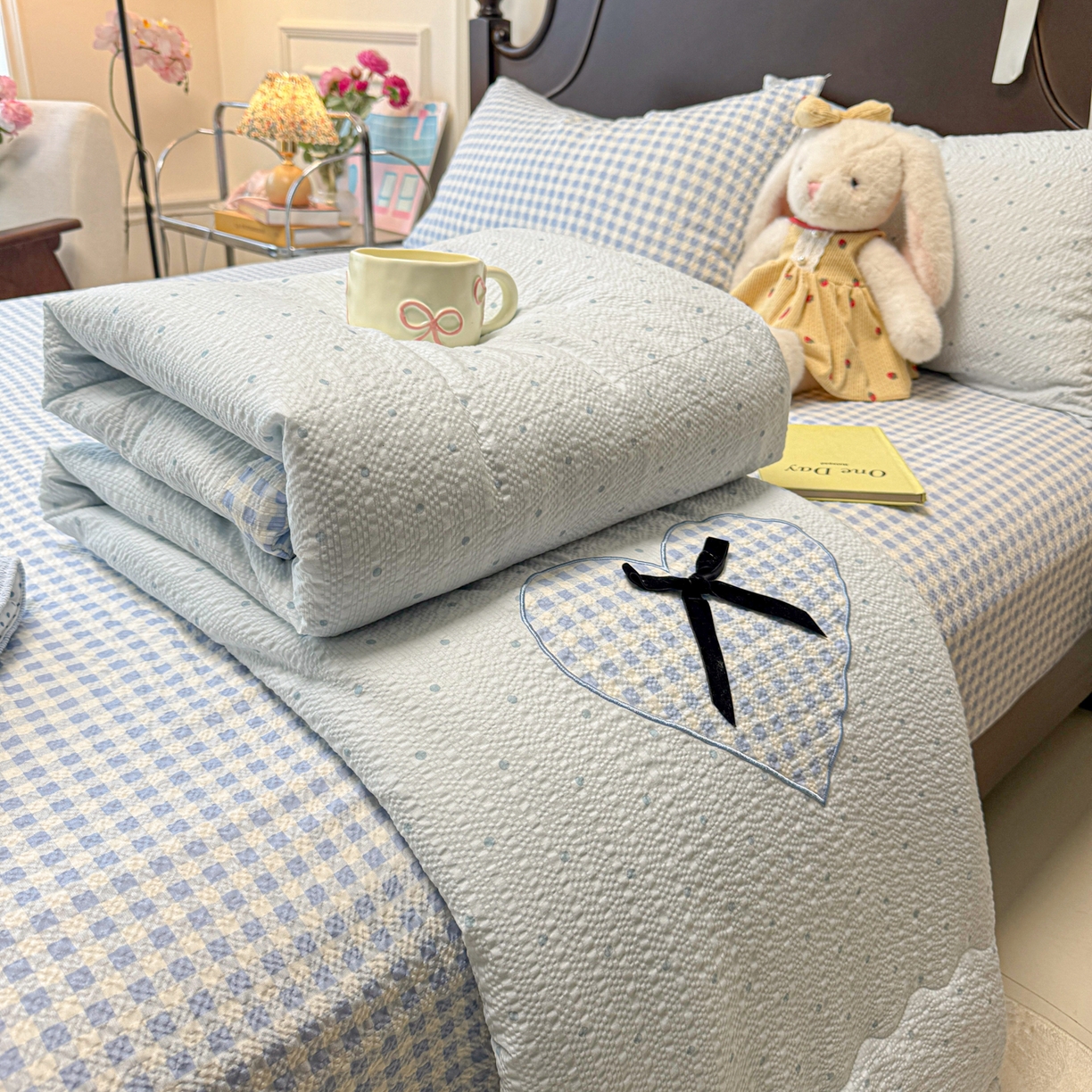 91家纺网 家纺一手货源 找家纺 瑞禾家纺（原阿亮） 2026新款春夏新款提花泡芙棉贴布绣手包边单夏被夏被四件套-丘比特的爱恋 丘比特的爱恋-海盐蓝+蓝格