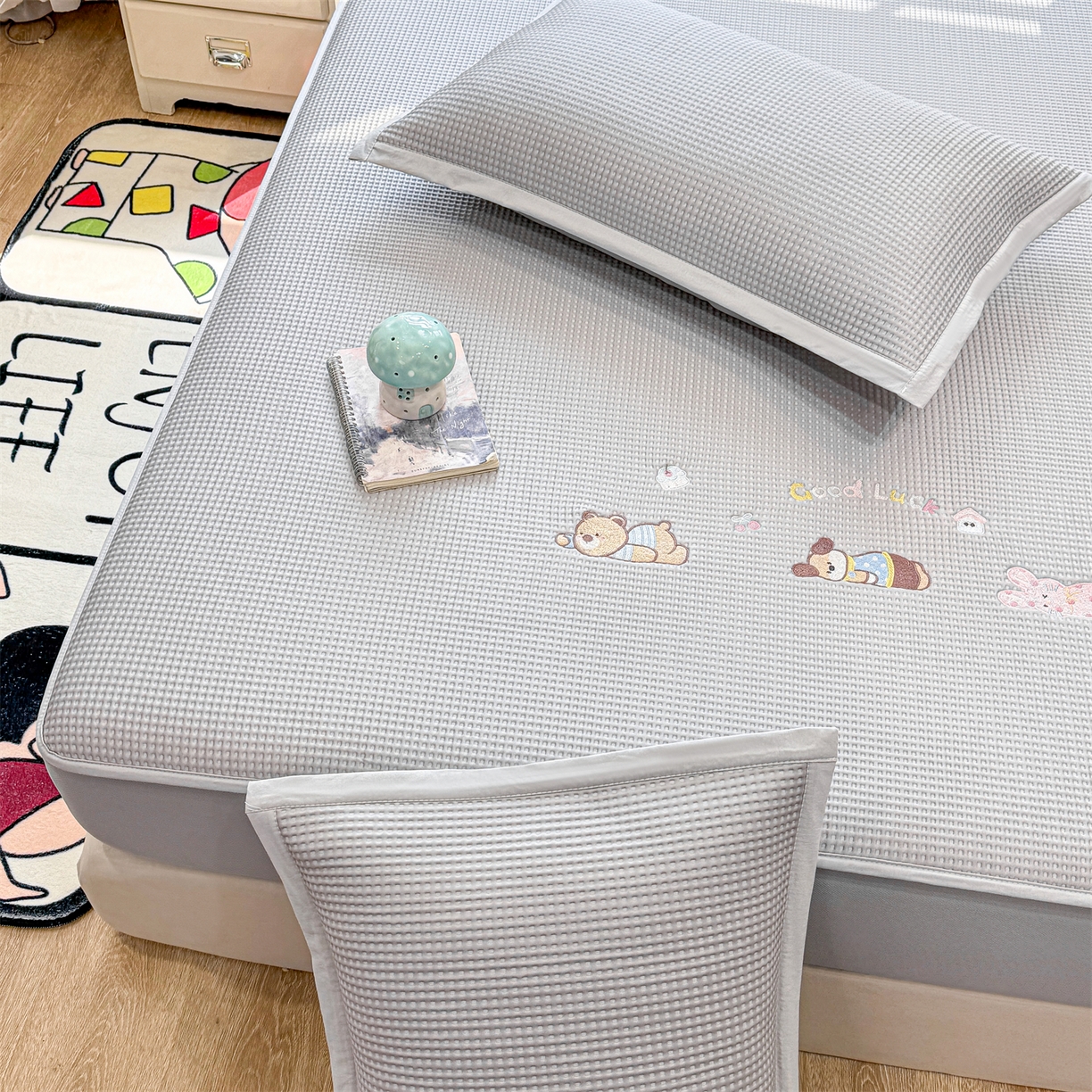 91家纺网 家纺一手货源 找家纺 （总）源舍家纺 2026新款乙纶PE国标凉席华夫格卡通刺绣可机洗凉感值0.23床笠款