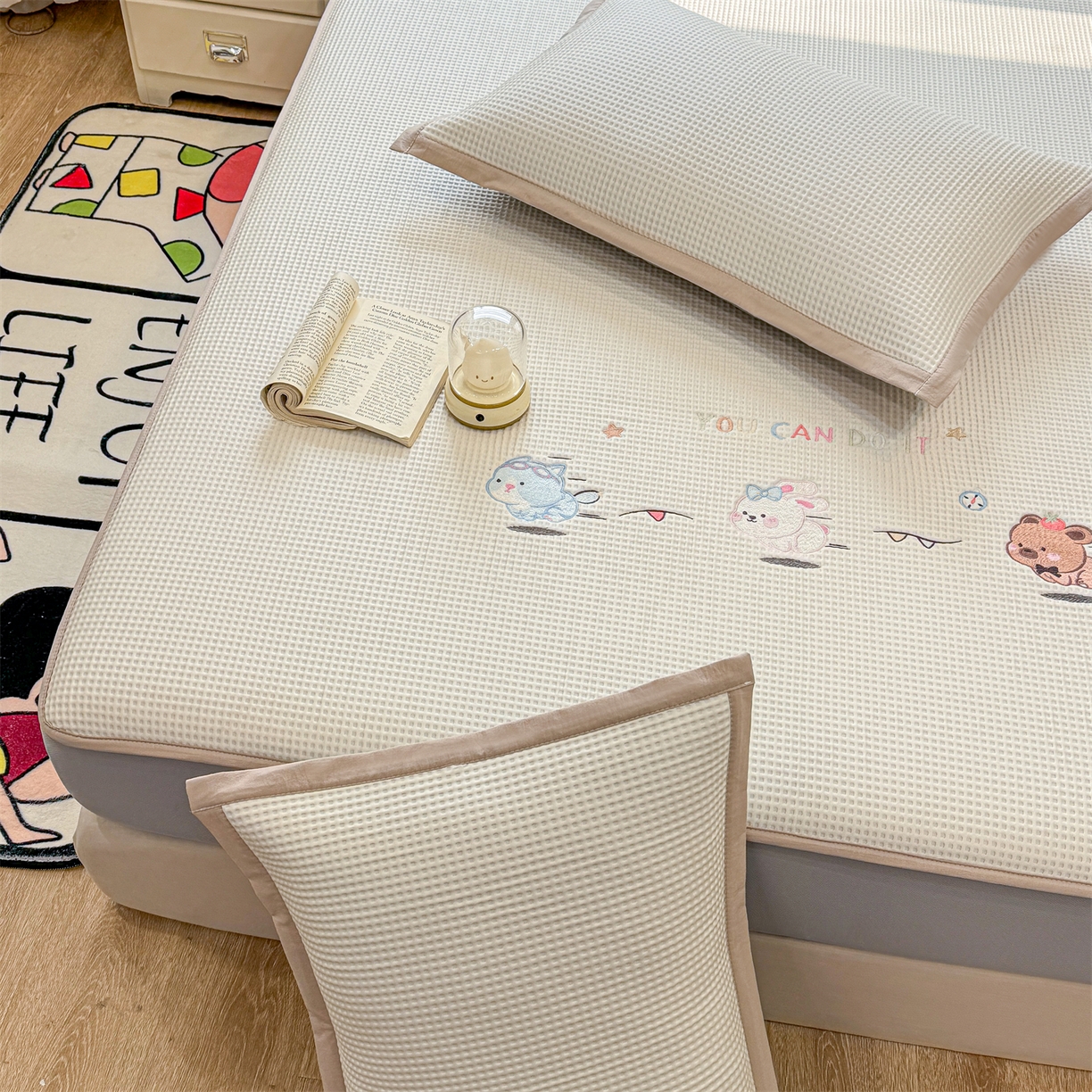 91家纺网 家纺一手货源 找家纺 (总) 源舍 2025热款新品冰豆豆提花小冰熊系列凉席高颜值凉豆豆软席床单款【配精美手提袋+A类+凉感值检测报告】