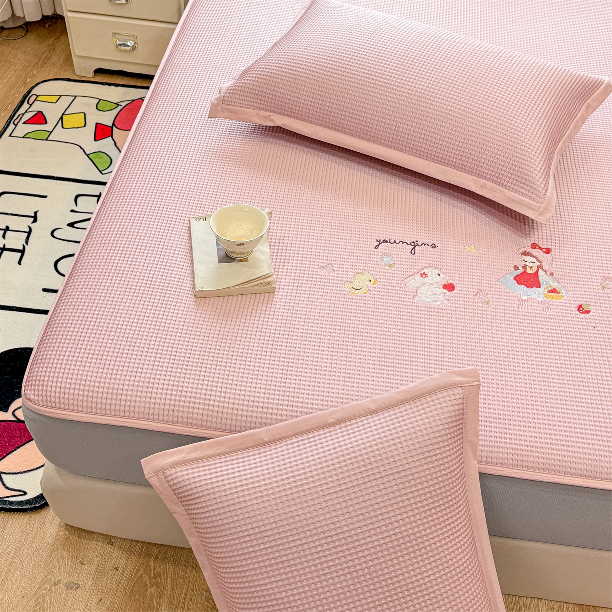 91家纺网 家纺一手货源 找家纺 （总）源舍家纺 2026新款乙纶PE国标凉席华夫格卡通刺绣可机洗凉感值0.23床笠款