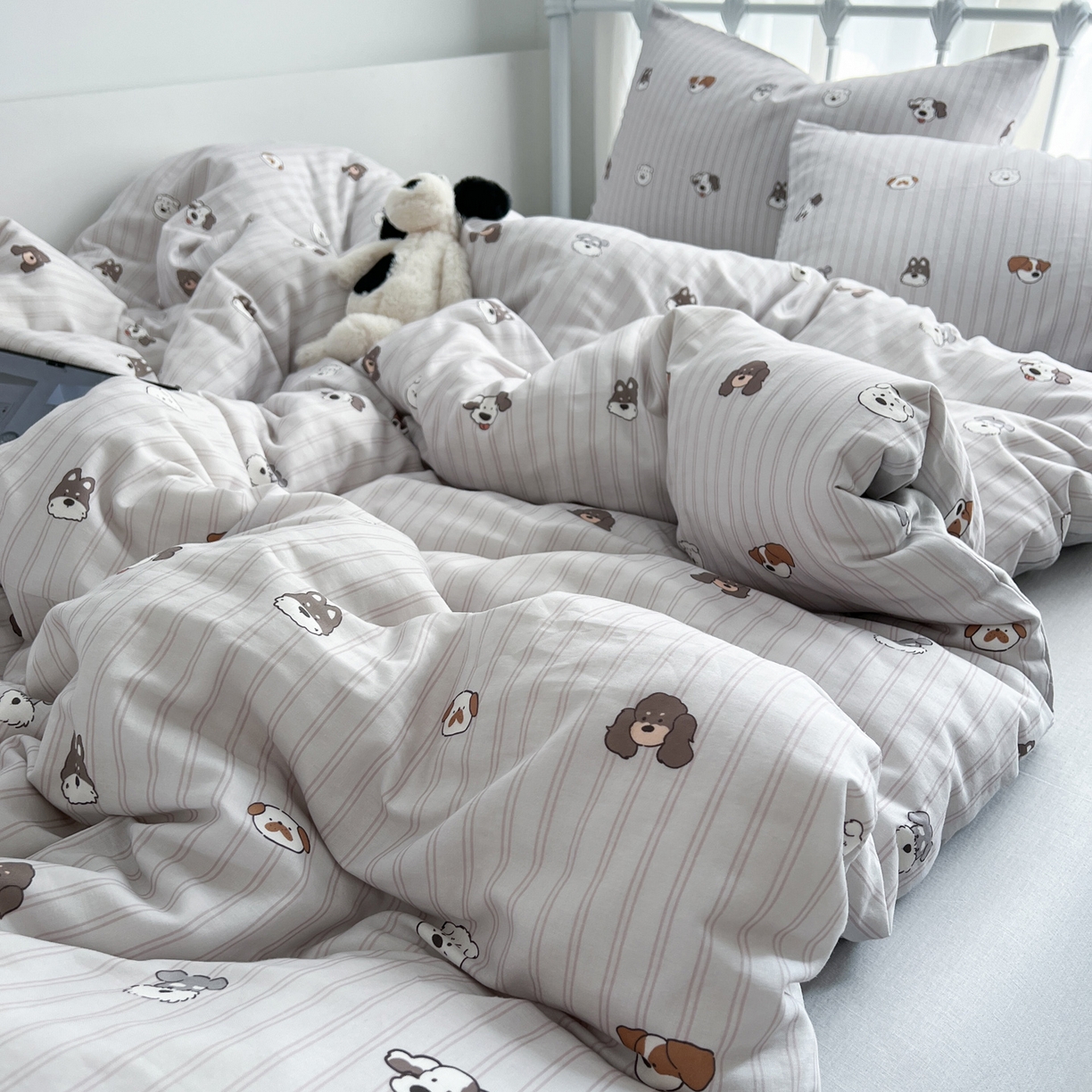 91家纺网 家纺一手货源 找家纺 早晨家纺 2026新款INS博主风卡通A类全棉纯棉双层纱四件套 奶狗日记-灰