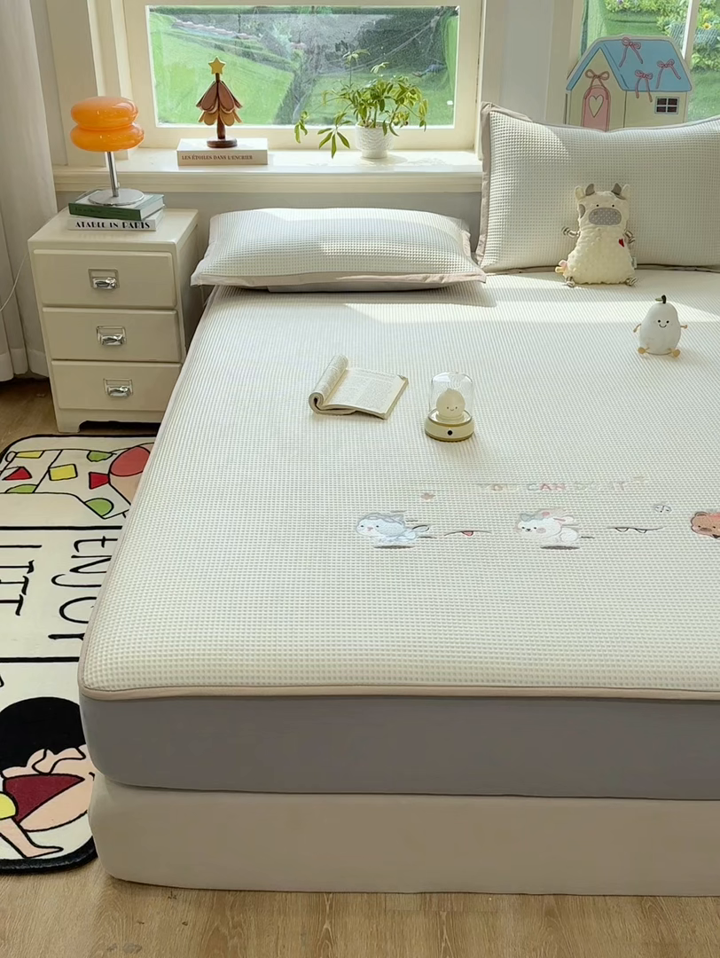 91家纺网 家纺一手货源 找家纺 （总）源舍家纺 2026新款乙纶PE国标凉席华夫格卡通刺绣可机洗凉感值0.23床笠款