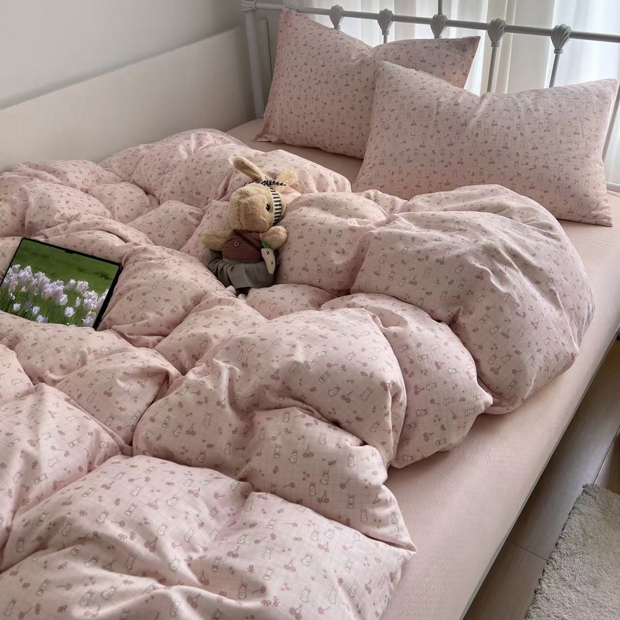 91家纺网 家纺一手货源 找家纺 早晨家纺 2026新款INS博主风卡通A类全棉纯棉双层纱四件套 樱桃小兔