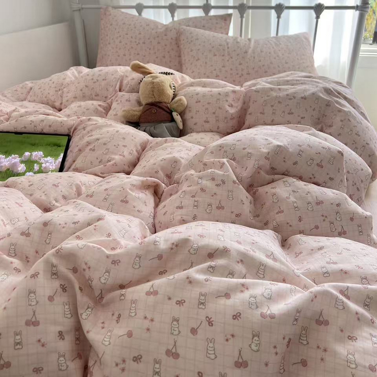 91家纺网 家纺一手货源 找家纺 早晨家纺 2026新款INS博主风卡通A类全棉纯棉双层纱四件套 樱桃小兔