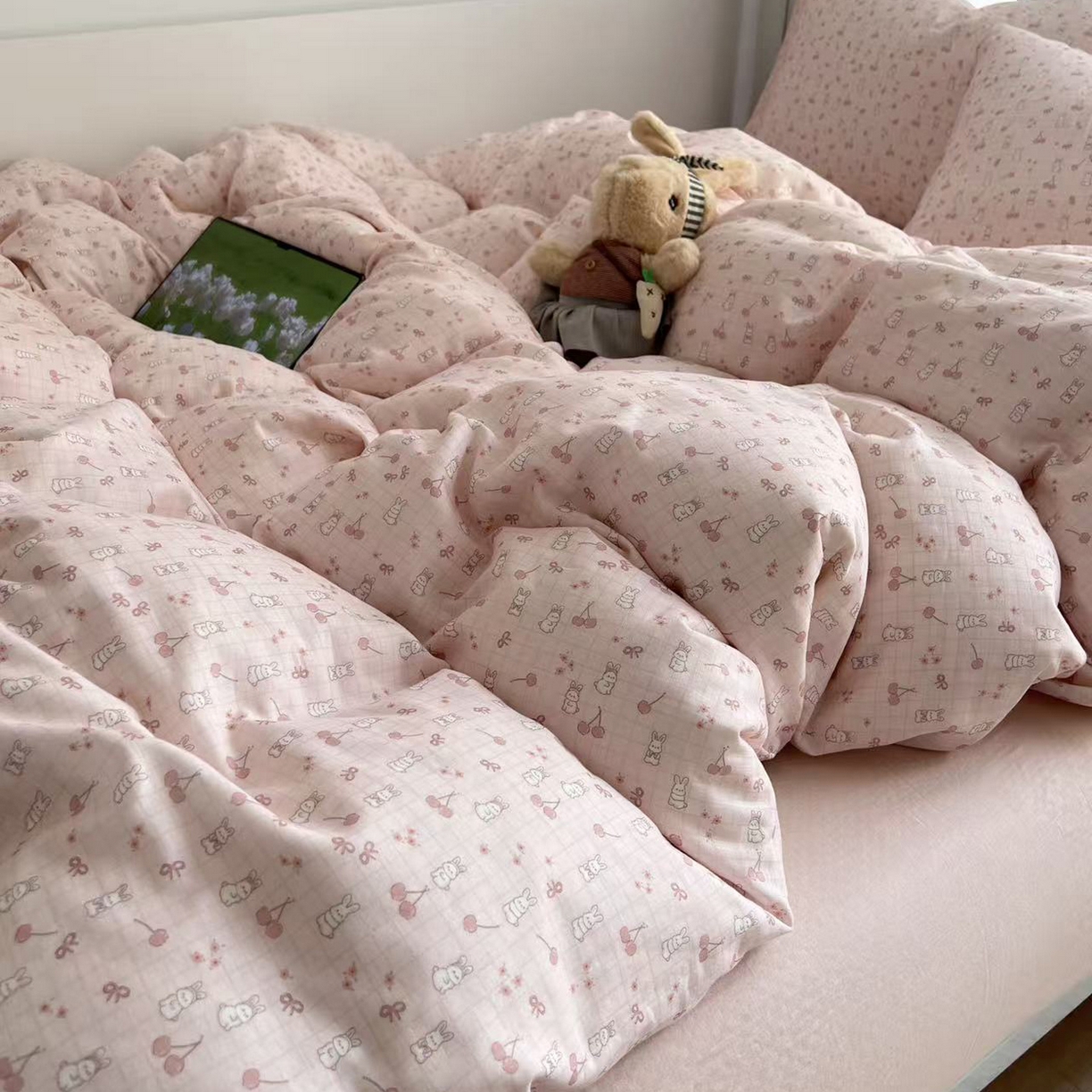 91家纺网 家纺一手货源 找家纺 早晨家纺 2026新款INS博主风卡通A类全棉纯棉双层纱四件套 樱桃小兔