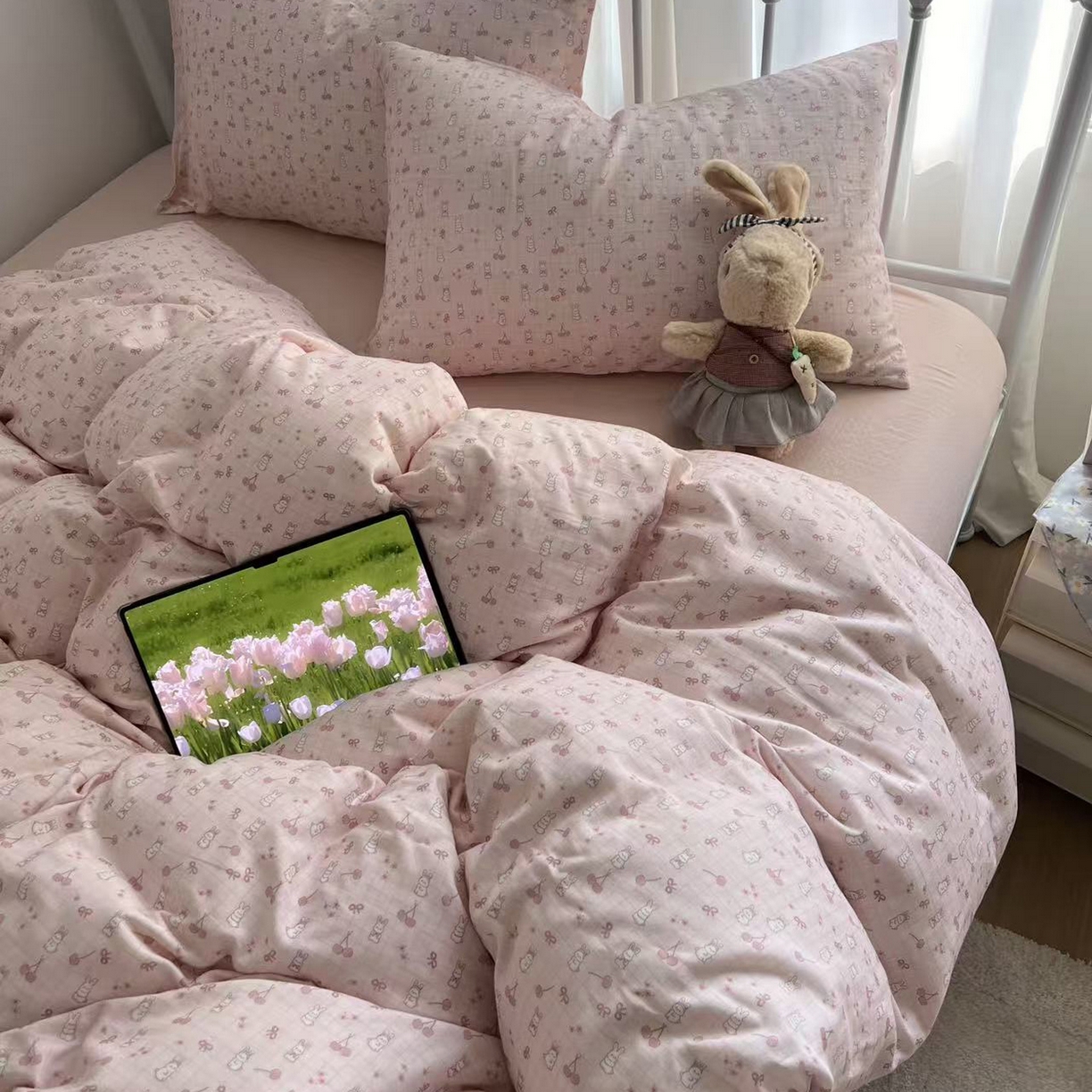 91家纺网 家纺一手货源 找家纺 早晨家纺 2026新款INS博主风卡通A类全棉纯棉双层纱四件套 樱桃小兔