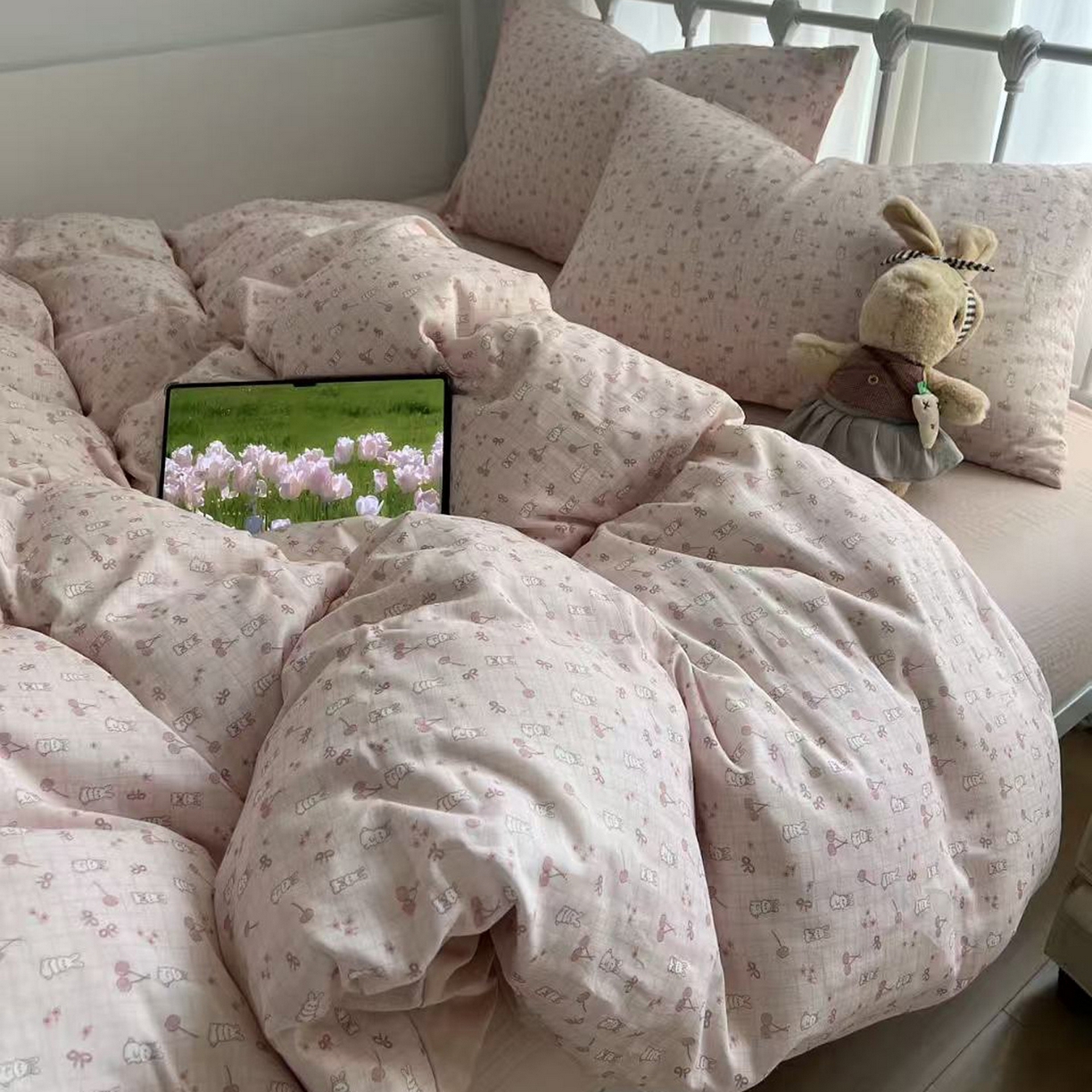 91家纺网 家纺一手货源 找家纺 早晨家纺 2026新款INS博主风卡通A类全棉纯棉双层纱四件套 樱桃小兔