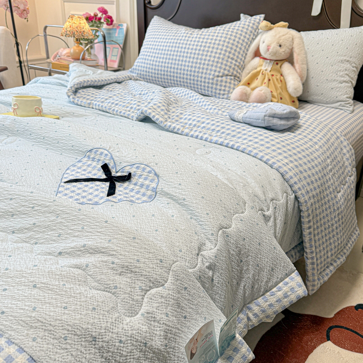 91家纺网 家纺一手货源 找家纺 瑞禾家纺（原阿亮） 2026新款春夏新款提花泡芙棉贴布绣手包边单夏被夏被四件套-丘比特的爱恋 丘比特的爱恋-海盐蓝+蓝格