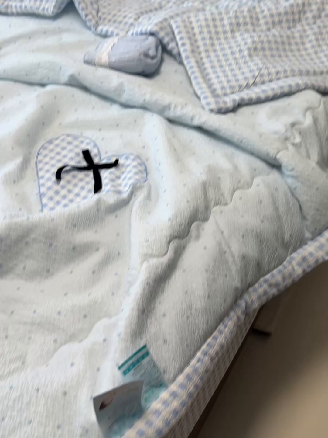 91家纺网 家纺一手货源 找家纺 瑞禾家纺（原阿亮） 2026新款春夏新款提花泡芙棉贴布绣手包边单夏被夏被四件套-丘比特的爱恋 丘比特的爱恋-海盐蓝+蓝格