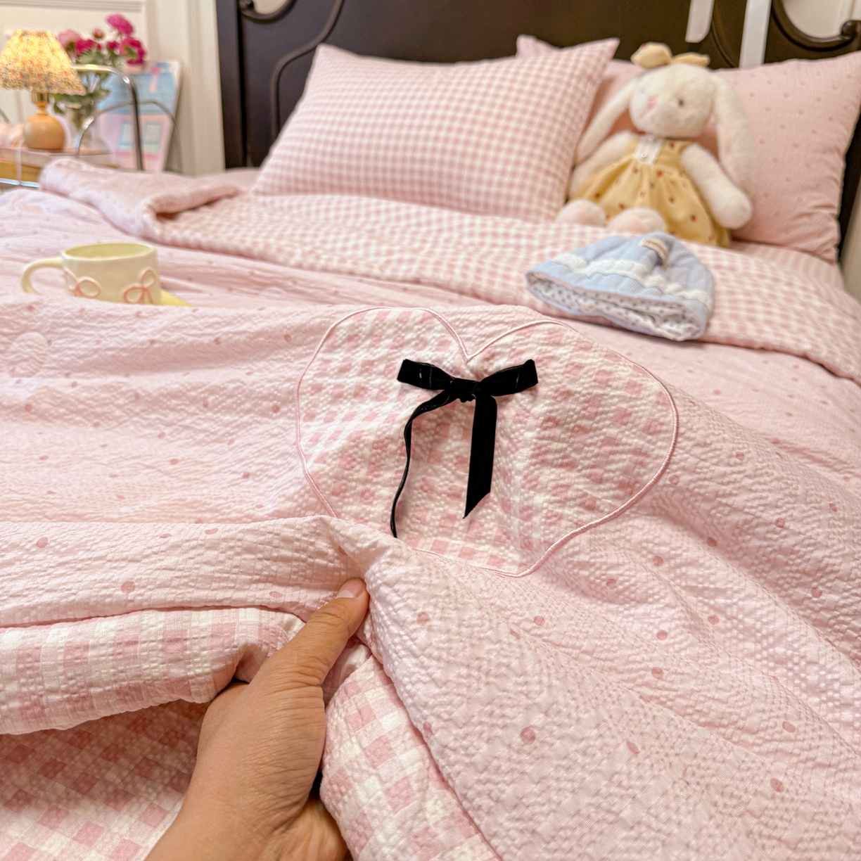 91家纺网 家纺一手货源 找家纺 瑞禾家纺（原阿亮） 2026新款春夏新款提花泡芙棉贴布绣手包边单夏被夏被四件套-丘比特的爱恋 丘比特的爱恋-奶粉波点+粉波点