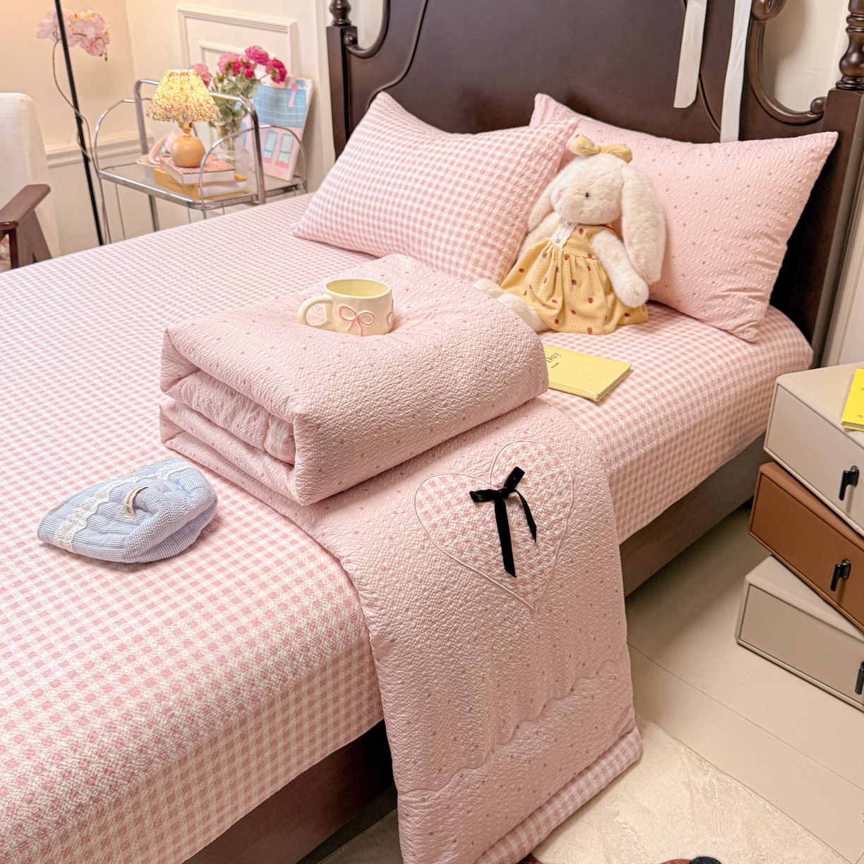 91家纺网 家纺一手货源 找家纺 瑞禾家纺（原阿亮） 2026新款春夏新款提花泡芙棉贴布绣手包边单夏被夏被四件套-丘比特的爱恋 丘比特的爱恋-奶粉波点+粉波点