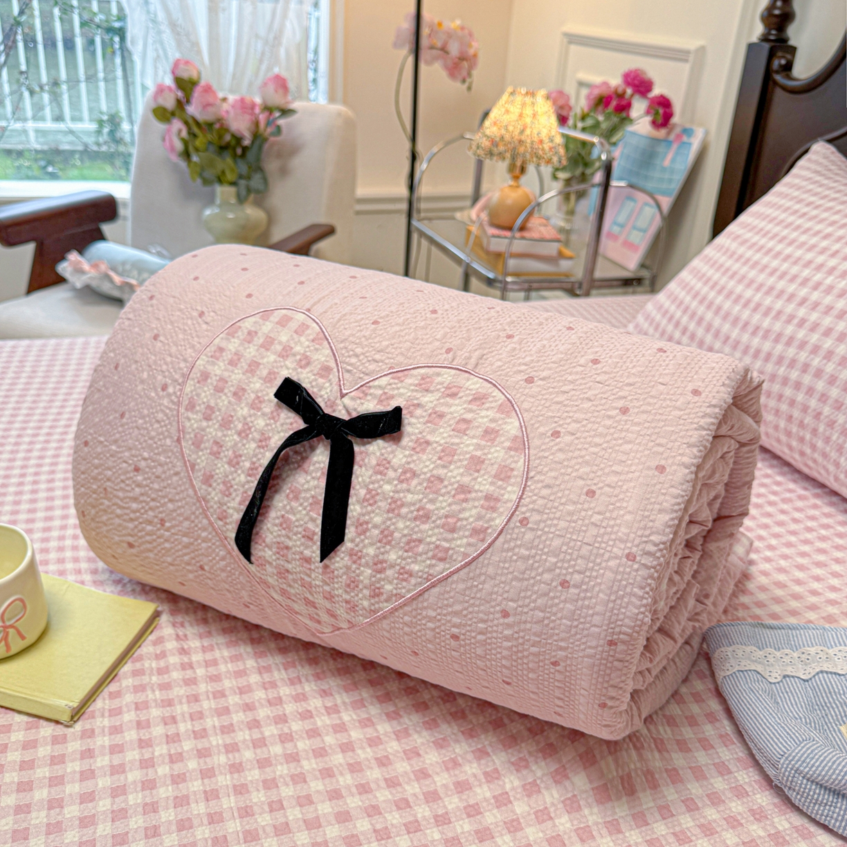 91家纺网 家纺一手货源 找家纺 瑞禾家纺（原阿亮） 2026新款春夏新款提花泡芙棉贴布绣手包边单夏被夏被四件套-丘比特的爱恋 丘比特的爱恋-奶粉波点+粉波点