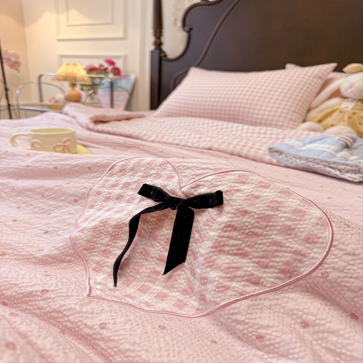 91家纺网 家纺一手货源 找家纺 瑞禾家纺（原阿亮） 2026新款春夏新款提花泡芙棉贴布绣手包边单夏被夏被四件套-丘比特的爱恋 丘比特的爱恋-奶粉波点+粉波点