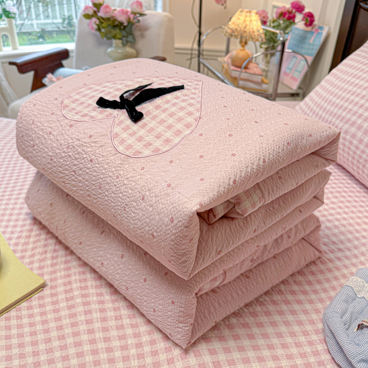 91家纺网 家纺一手货源 找家纺 瑞禾家纺（原阿亮） 2026新款春夏新款提花泡芙棉贴布绣手包边单夏被夏被四件套-丘比特的爱恋 丘比特的爱恋-奶粉波点+粉波点