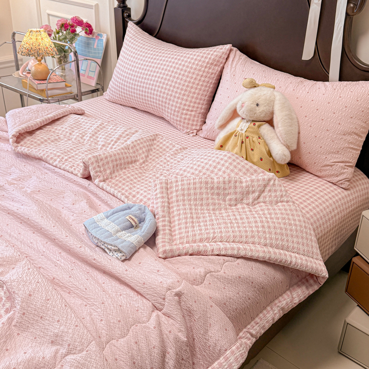 91家纺网 家纺一手货源 找家纺 瑞禾家纺（原阿亮） 2026新款春夏新款提花泡芙棉贴布绣手包边单夏被夏被四件套-丘比特的爱恋 丘比特的爱恋-奶粉波点+粉波点