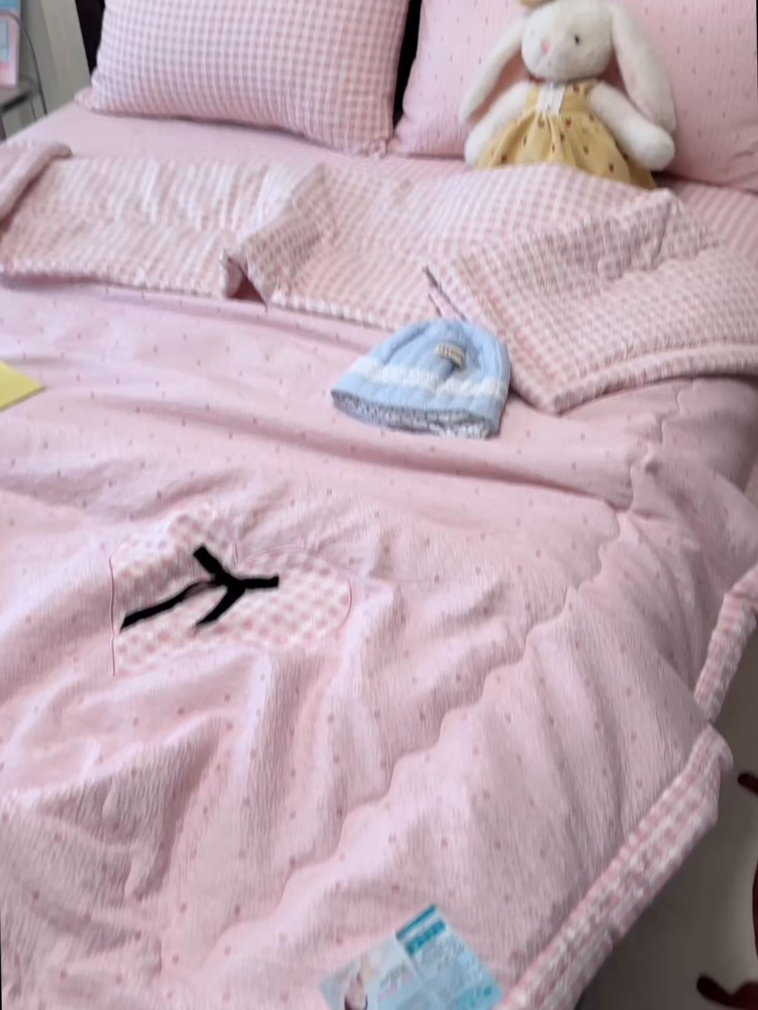 91家纺网 家纺一手货源 找家纺 瑞禾家纺（原阿亮） 2026新款春夏新款提花泡芙棉贴布绣手包边单夏被夏被四件套-丘比特的爱恋 丘比特的爱恋-奶粉波点+粉波点