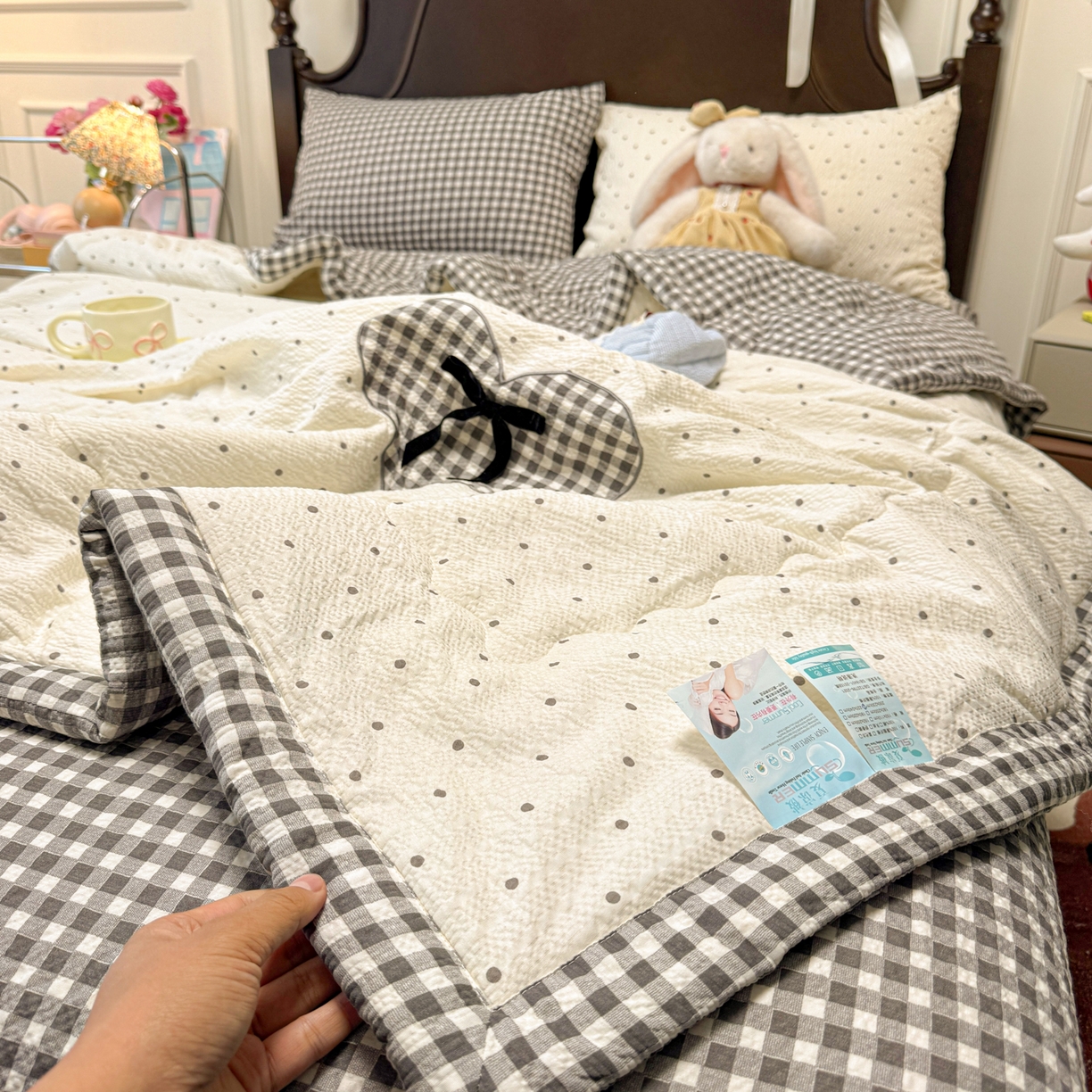 91家纺网 家纺一手货源 找家纺 瑞禾家纺（原阿亮） 2026新款春夏新款提花泡芙棉贴布绣手包边单夏被夏被四件套-丘比特的爱恋 丘比特的爱恋-奶黑波点+黑小格