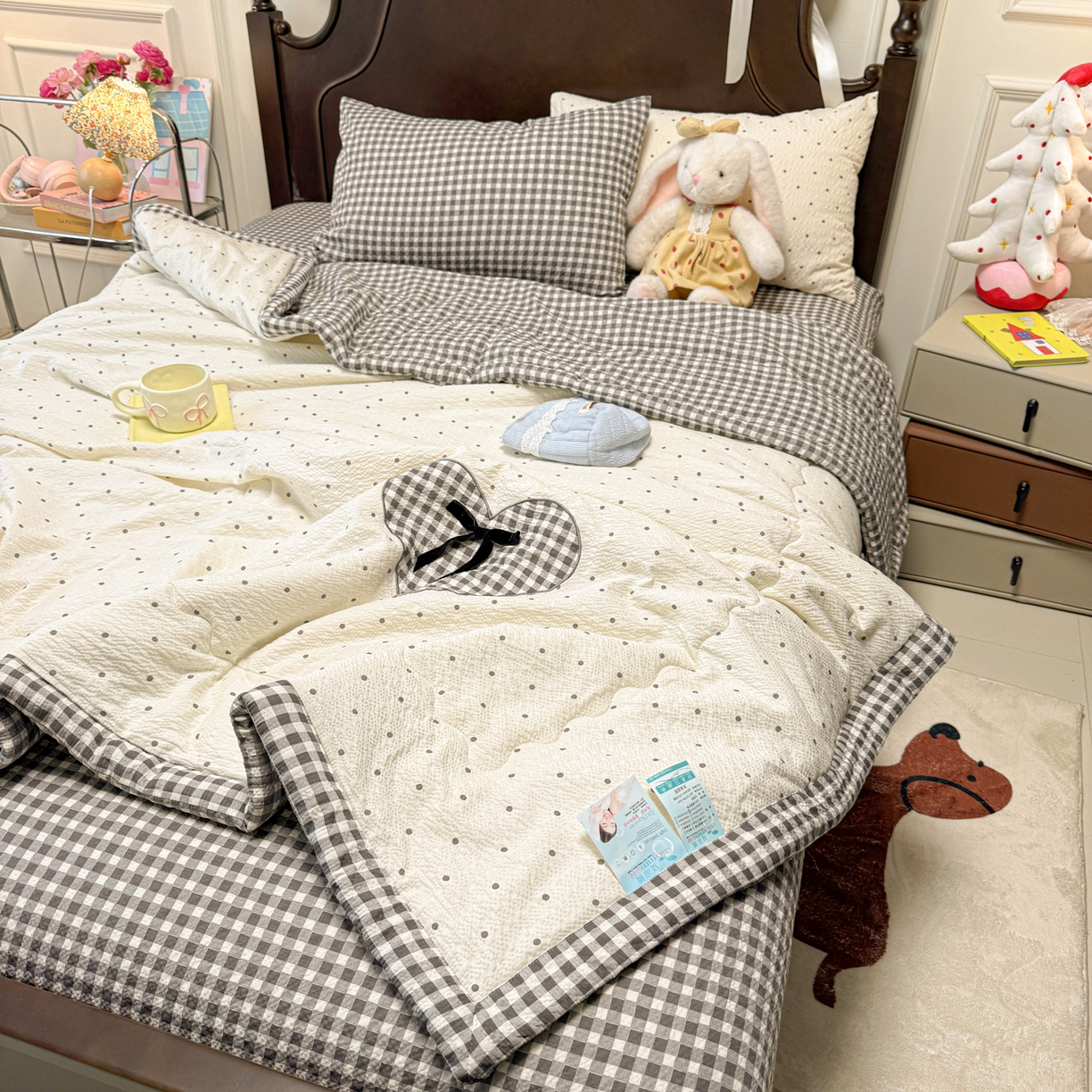 91家纺网 家纺一手货源 找家纺 瑞禾家纺（原阿亮） 2026新款春夏新款提花泡芙棉贴布绣手包边单夏被夏被四件套-丘比特的爱恋 丘比特的爱恋-奶黑波点+黑小格