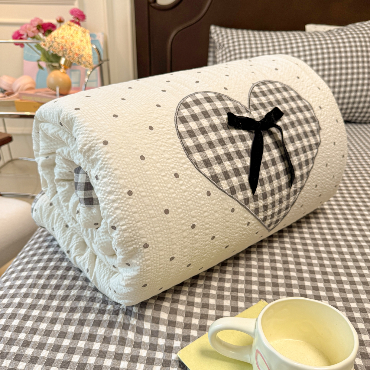 91家纺网 家纺一手货源 找家纺 瑞禾家纺（原阿亮） 2026新款春夏新款提花泡芙棉贴布绣手包边单夏被夏被四件套-丘比特的爱恋 丘比特的爱恋-奶黑波点+黑小格