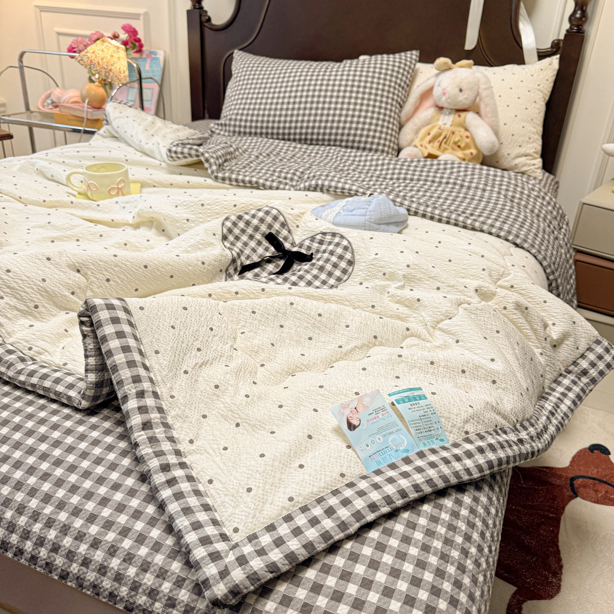 91家纺网 家纺一手货源 找家纺 瑞禾家纺（原阿亮） 2026新款春夏新款提花泡芙棉贴布绣手包边单夏被夏被四件套-丘比特的爱恋 丘比特的爱恋-奶黑波点+黑小格