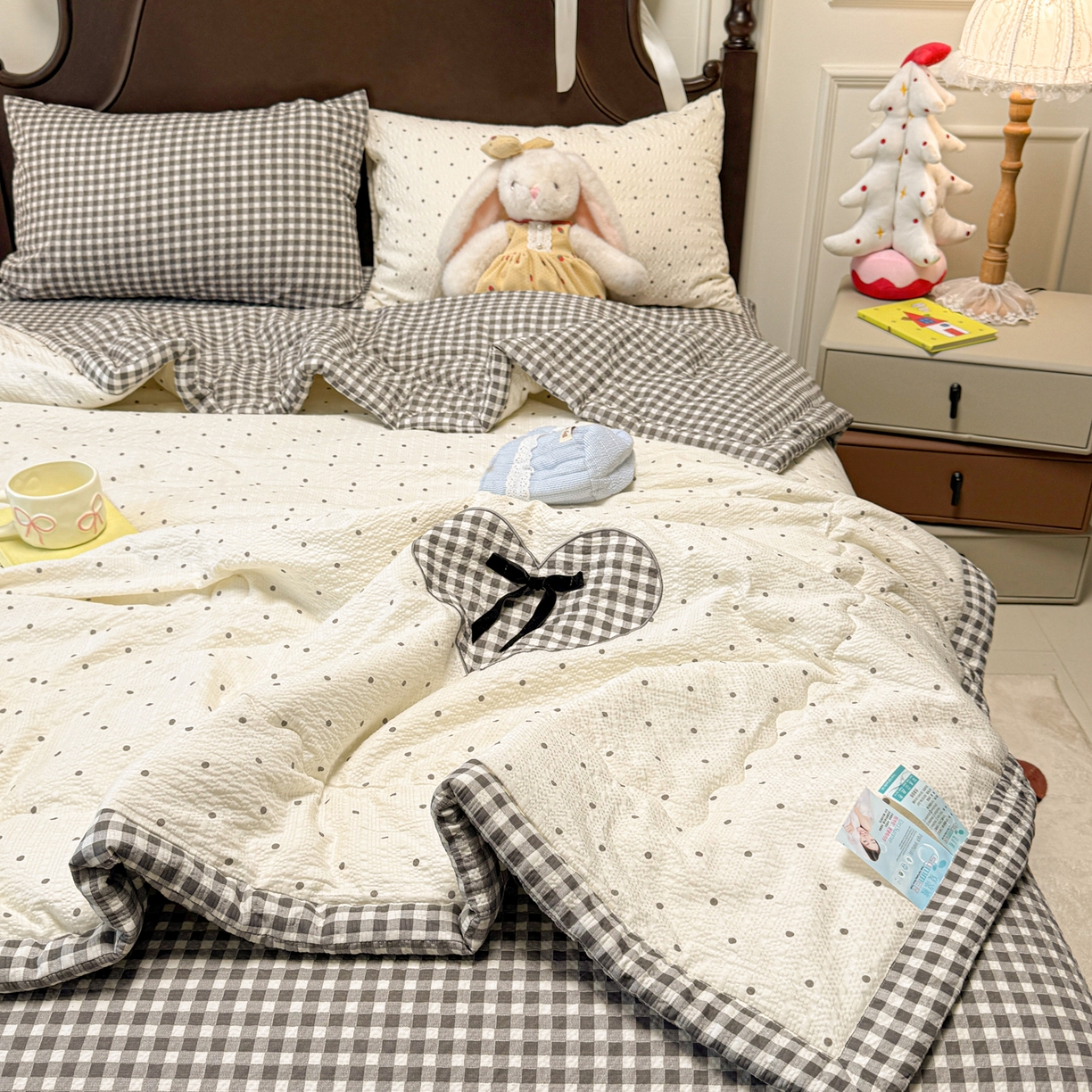 91家纺网 家纺一手货源 找家纺 瑞禾家纺（原阿亮） 2026新款春夏新款提花泡芙棉贴布绣手包边单夏被夏被四件套-丘比特的爱恋 丘比特的爱恋-奶黑波点+黑小格