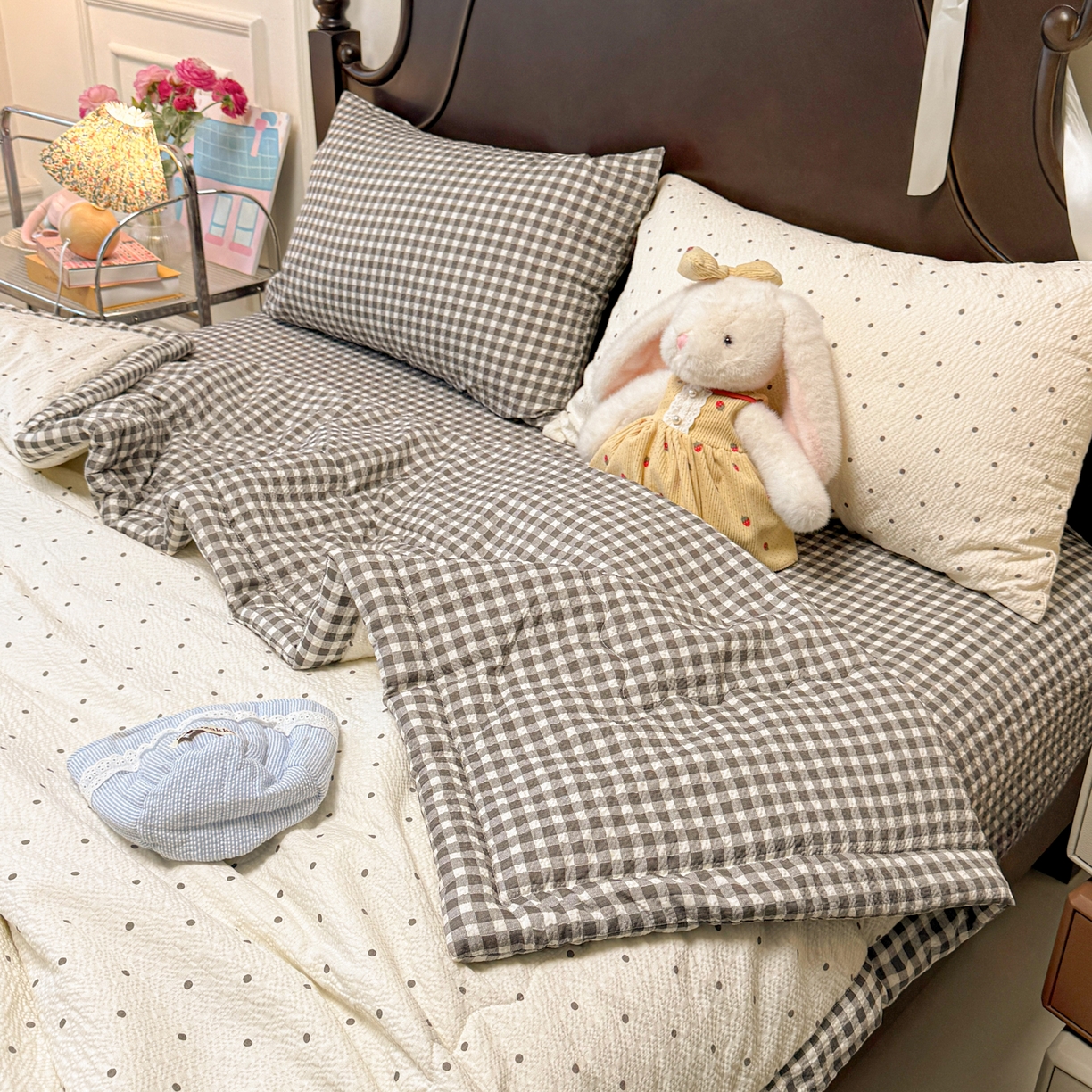 91家纺网 家纺一手货源 找家纺 瑞禾家纺（原阿亮） 2026新款春夏新款提花泡芙棉贴布绣手包边单夏被夏被四件套-丘比特的爱恋 丘比特的爱恋-奶黑波点+黑小格