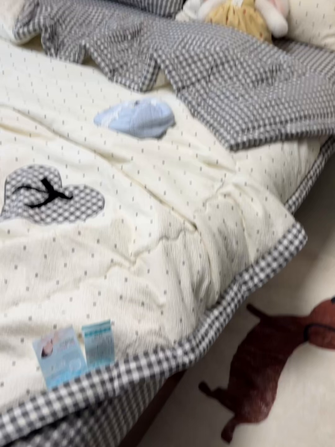 91家纺网 家纺一手货源 找家纺 瑞禾家纺（原阿亮） 2026新款春夏新款提花泡芙棉贴布绣手包边单夏被夏被四件套-丘比特的爱恋 丘比特的爱恋-奶黑波点+黑小格