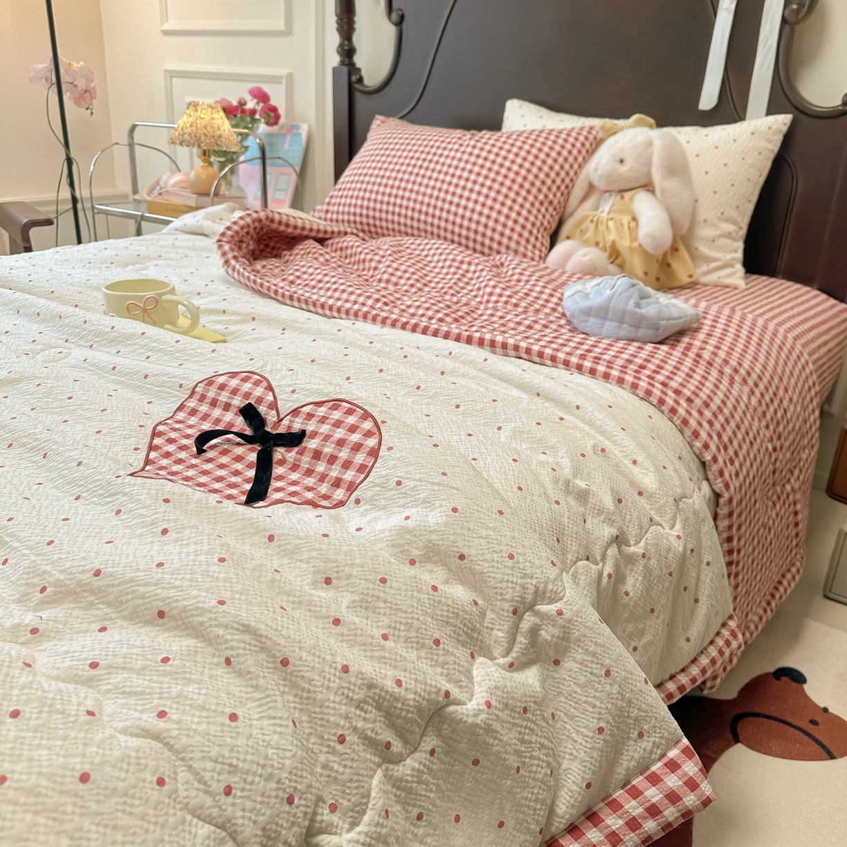 91家纺网 家纺一手货源 找家纺 瑞禾家纺（原阿亮） 2026新款春夏新款提花泡芙棉贴布绣手包边单夏被夏被四件套-丘比特的爱恋 丘比特的爱恋-奶红波点+红格