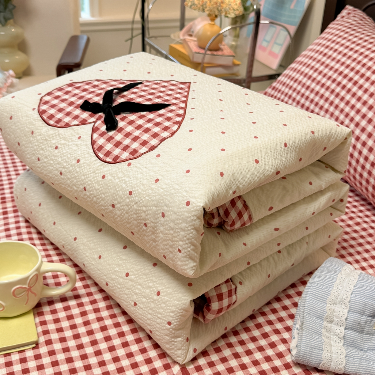 91家纺网 家纺一手货源 找家纺 瑞禾家纺（原阿亮） 2026新款春夏新款提花泡芙棉贴布绣手包边单夏被夏被四件套-丘比特的爱恋 丘比特的爱恋-奶红波点+红格