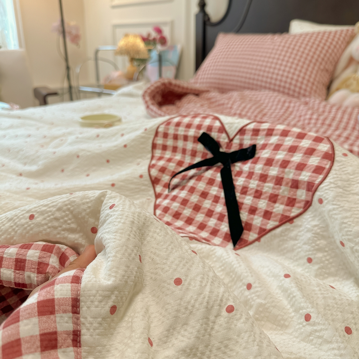 91家纺网 家纺一手货源 找家纺 瑞禾家纺（原阿亮） 2026新款春夏新款提花泡芙棉贴布绣手包边单夏被夏被四件套-丘比特的爱恋 丘比特的爱恋-奶红波点+红格