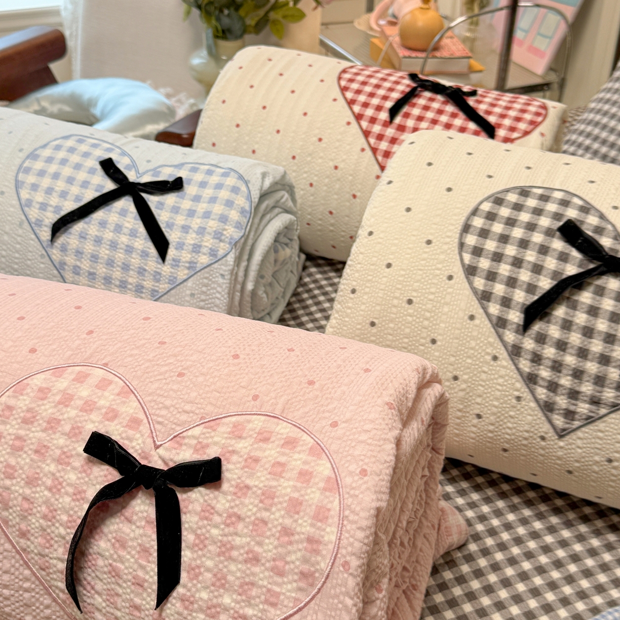 91家纺网 家纺一手货源 找家纺 瑞禾家纺（原阿亮） 2026新款春夏新款提花泡芙棉贴布绣手包边单夏被夏被四件套-丘比特的爱恋 组合图仅供展示-不可下单