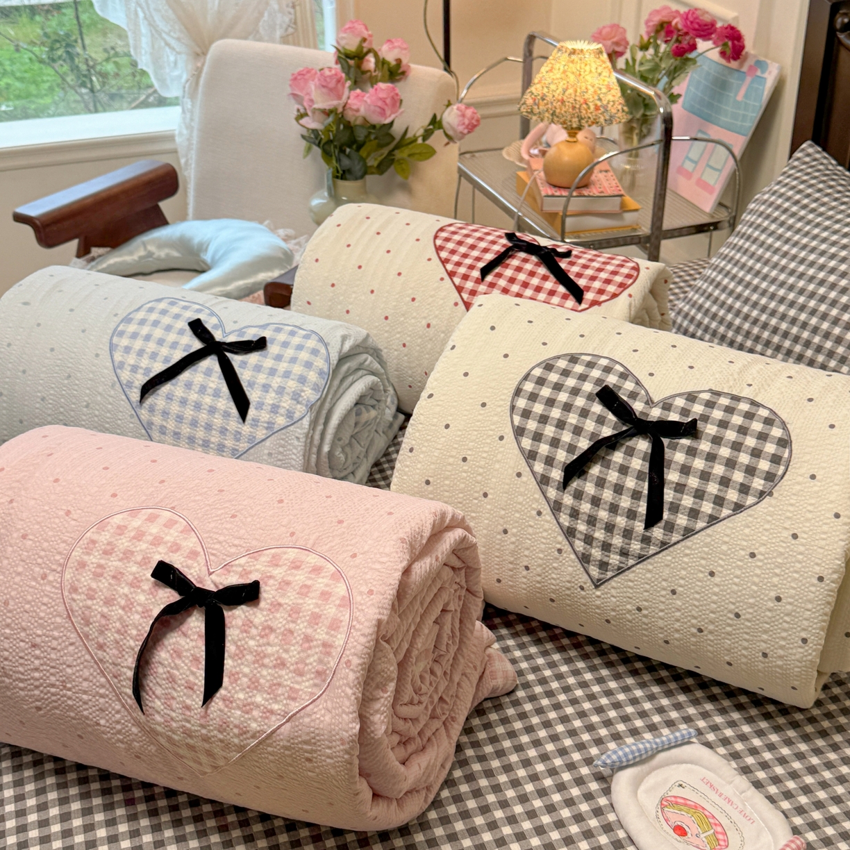 91家纺网 家纺一手货源 找家纺 瑞禾家纺（原阿亮） 2026新款春夏新款提花泡芙棉贴布绣手包边单夏被夏被四件套-丘比特的爱恋 组合图仅供展示-不可下单