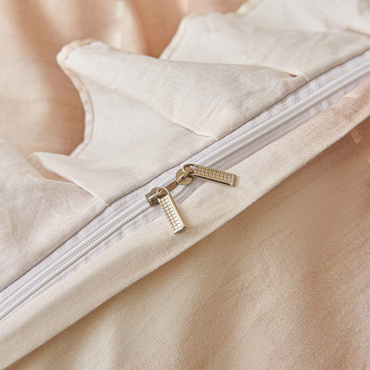 91家纺网 家纺一手货源 找家纺 宜凡家纺 2026新款全棉数码印花床盖三四件套①号系列四件套 光之羽-粉