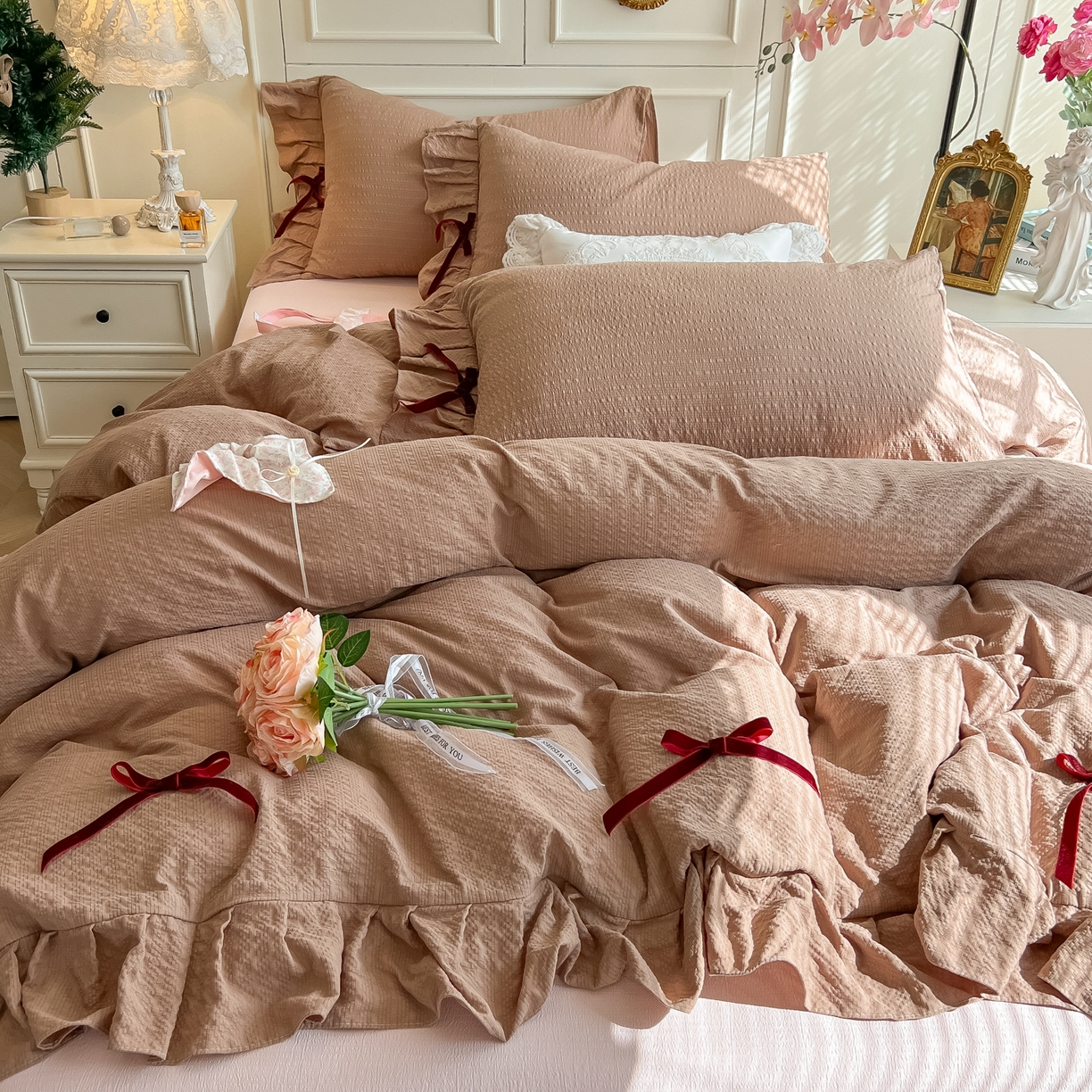 91家纺网 家纺一手货源 找家纺 瑞禾家纺（原阿亮） 2026春夏新款提花泡芙棉花边蝴蝶结床单床笠四件套-甜心公主 甜心公主-卡其