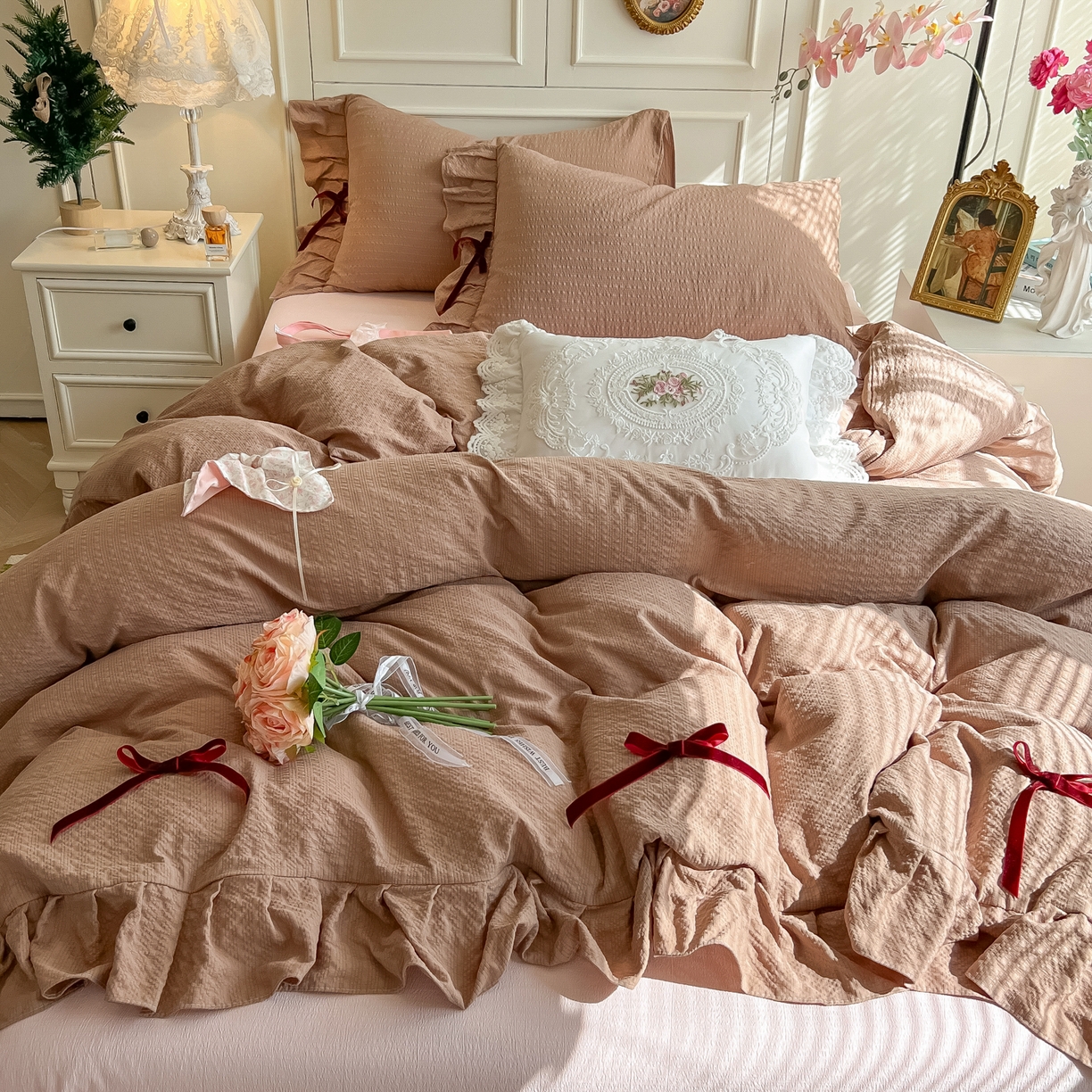 91家纺网 家纺一手货源 找家纺 瑞禾家纺（原阿亮） 2026春夏新款提花泡芙棉花边蝴蝶结床单床笠四件套-甜心公主 甜心公主-卡其