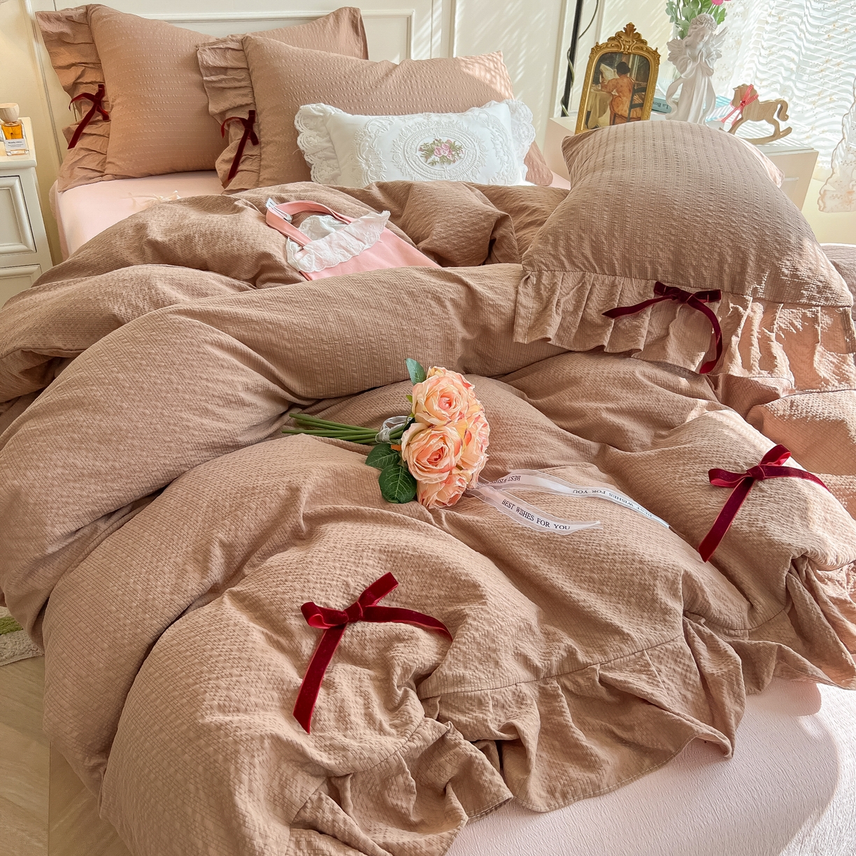 91家纺网 家纺一手货源 找家纺 瑞禾家纺（原阿亮） 2026春夏新款提花泡芙棉花边蝴蝶结床单床笠四件套-甜心公主 甜心公主-卡其