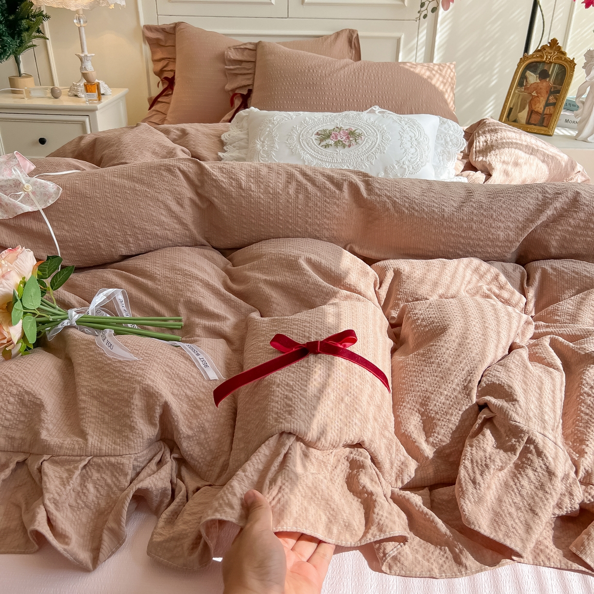 91家纺网 家纺一手货源 找家纺 瑞禾家纺（原阿亮） 2026春夏新款提花泡芙棉花边蝴蝶结床单床笠四件套-甜心公主 甜心公主-卡其