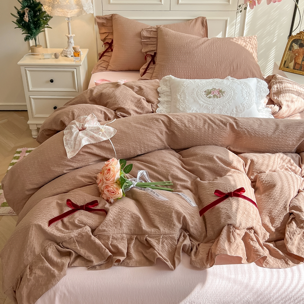 91家纺网 家纺一手货源 找家纺 瑞禾家纺（原阿亮） 2026春夏新款提花泡芙棉花边蝴蝶结床单床笠四件套-甜心公主 甜心公主-卡其