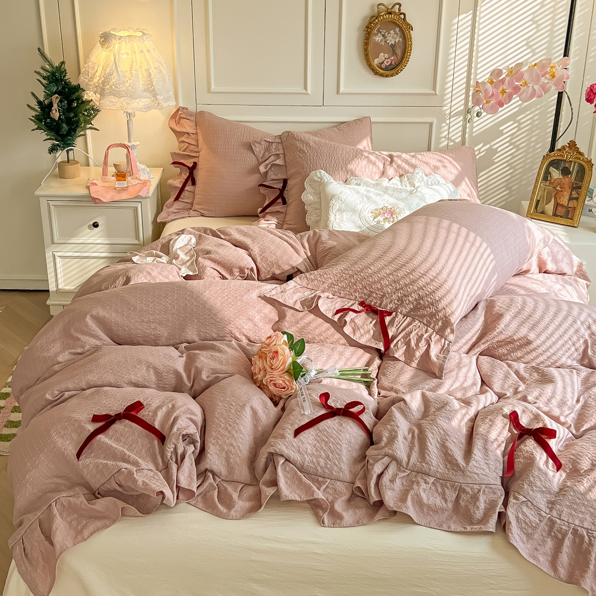 91家纺网 家纺一手货源 找家纺 瑞禾家纺（原阿亮） 2026春夏新款提花泡芙棉花边蝴蝶结床单床笠四件套-甜心公主 甜心公主-浅豆沙