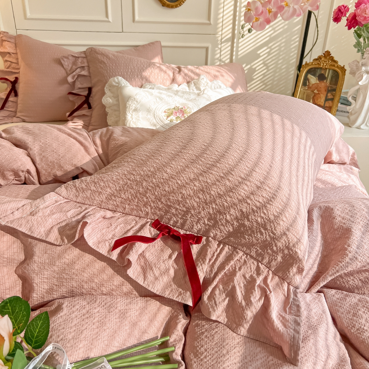 91家纺网 家纺一手货源 找家纺 瑞禾家纺（原阿亮） 2026春夏新款提花泡芙棉花边蝴蝶结床单床笠四件套-甜心公主 甜心公主-浅豆沙