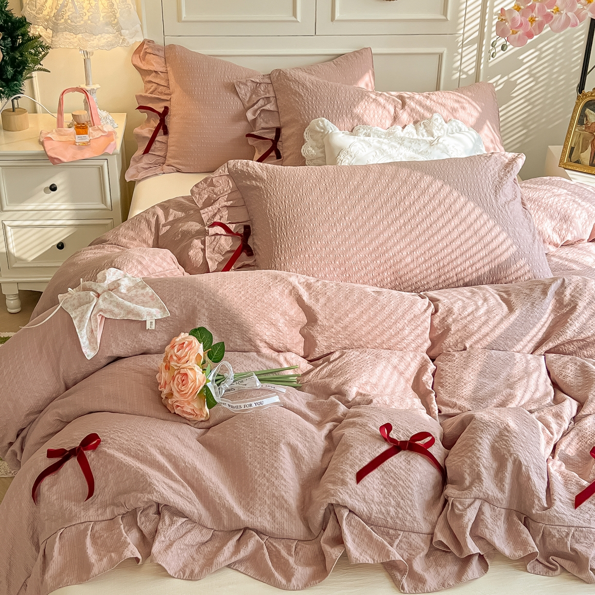 91家纺网 家纺一手货源 找家纺 瑞禾家纺（原阿亮） 2026春夏新款提花泡芙棉花边蝴蝶结床单床笠四件套-甜心公主 甜心公主-浅豆沙