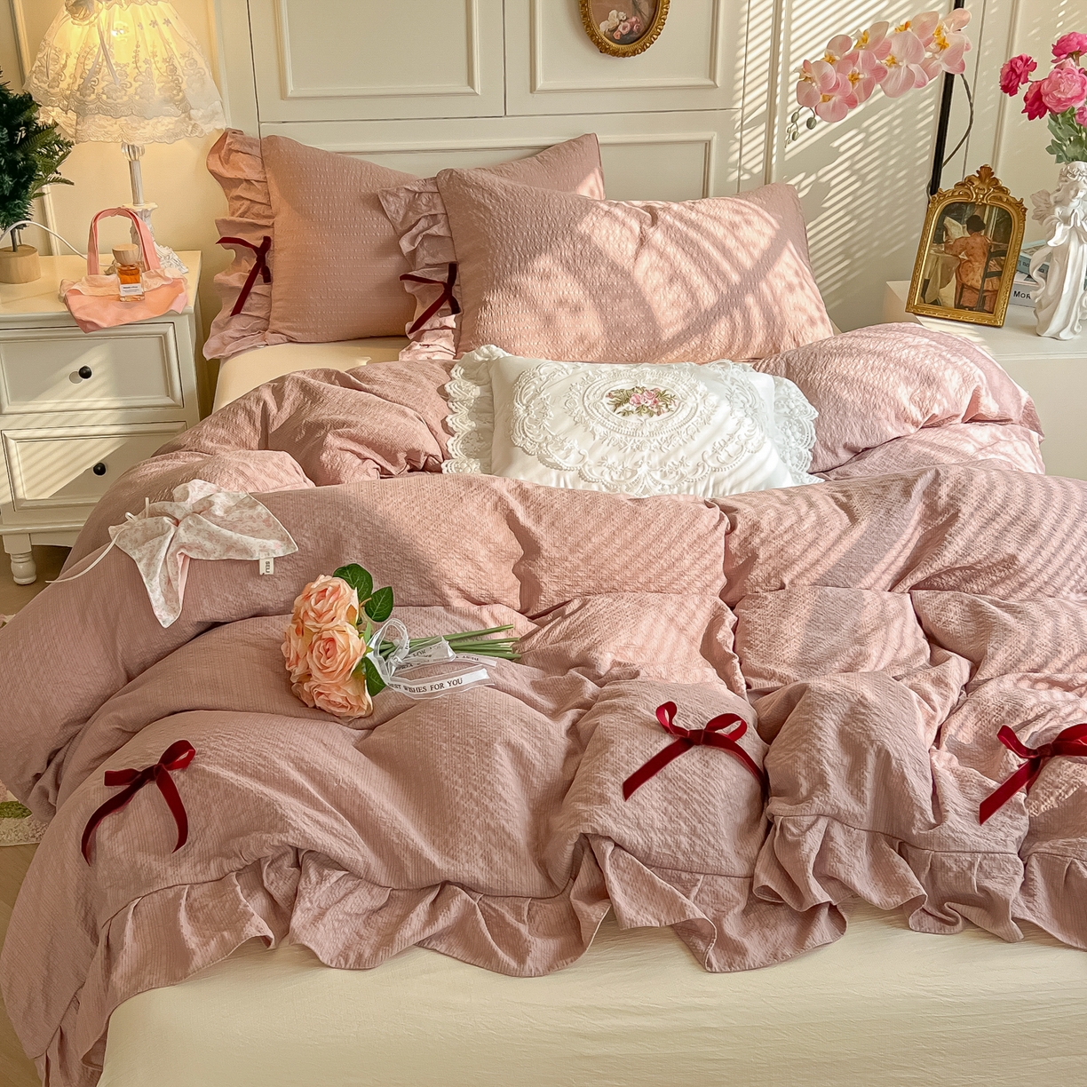 91家纺网 家纺一手货源 找家纺 瑞禾家纺（原阿亮） 2026春夏新款提花泡芙棉花边蝴蝶结床单床笠四件套-甜心公主 甜心公主-浅豆沙