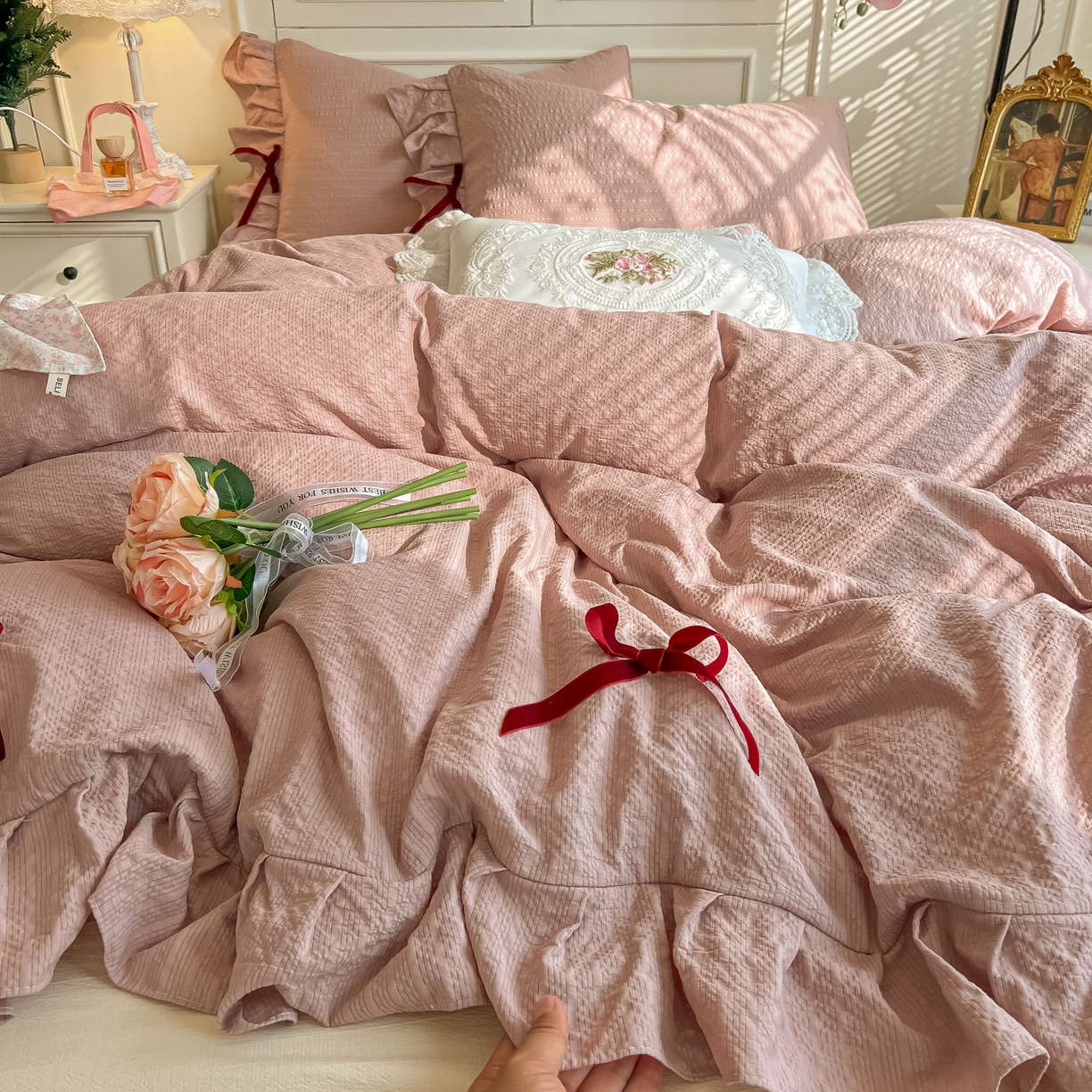 91家纺网 家纺一手货源 找家纺 瑞禾家纺（原阿亮） 2026春夏新款提花泡芙棉花边蝴蝶结床单床笠四件套-甜心公主 甜心公主-浅豆沙