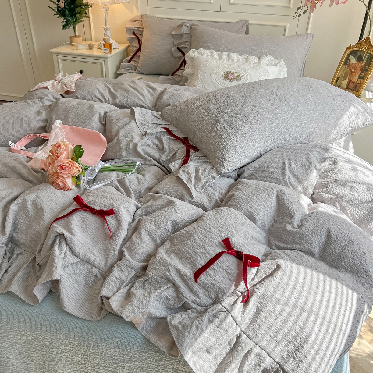 91家纺网 家纺一手货源 找家纺 瑞禾家纺（原阿亮） 2026春夏新款提花泡芙棉花边蝴蝶结床单床笠四件套-甜心公主 甜心公主-烟灰