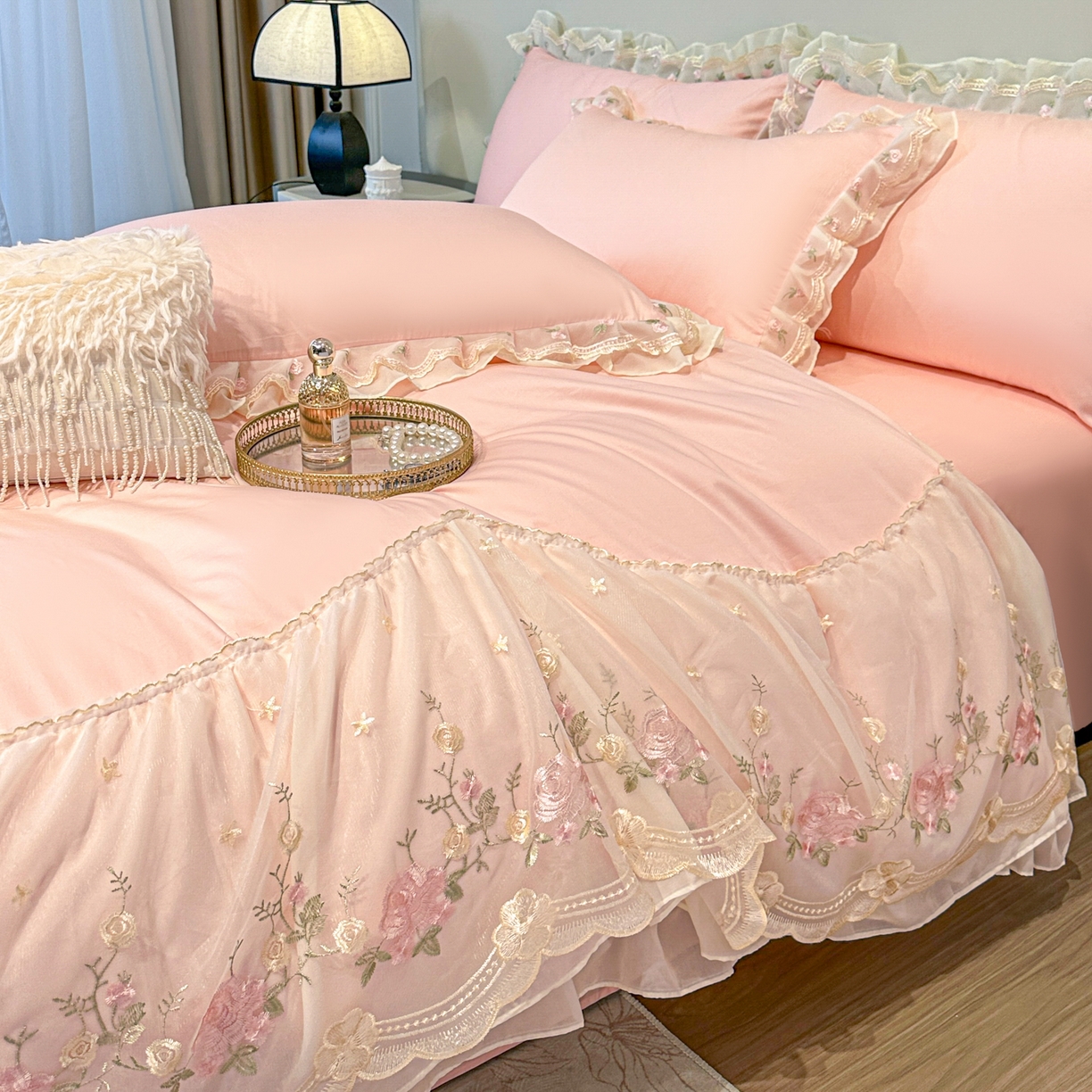 91家纺网 家纺一手货源 找家纺 （总）绒掌柜家纺（品质焕新） 2026新品100S长绒棉蕾丝花边精密刺绣四件套-巴黎仙子系列-礼盒装