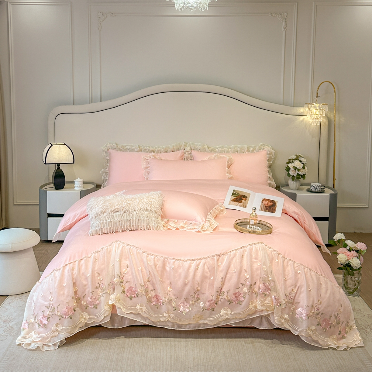 91家纺网 家纺一手货源 找家纺 绒掌柜家纺（品质焕新） 2026新品100S长绒棉蕾丝花边精密刺绣四件套-巴黎仙子系列-礼盒装 玉颜粉