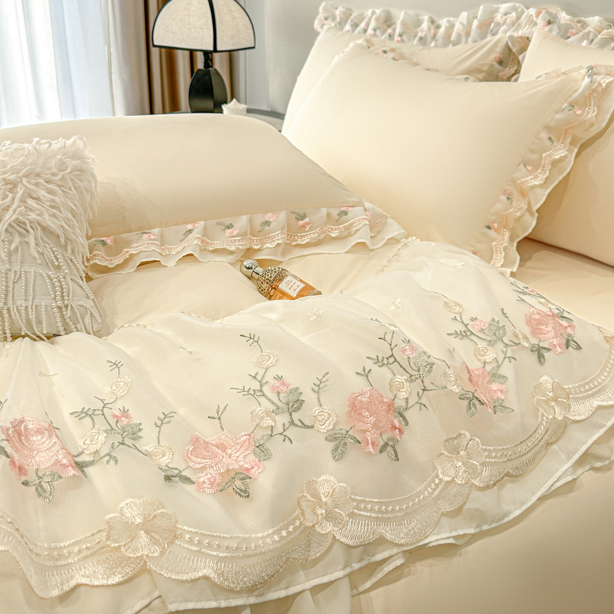 91家纺网 家纺一手货源 找家纺 绒掌柜家纺（品质焕新） 2026新品100S长绒棉蕾丝花边精密刺绣四件套-巴黎仙子系列-礼盒装 奶昔白