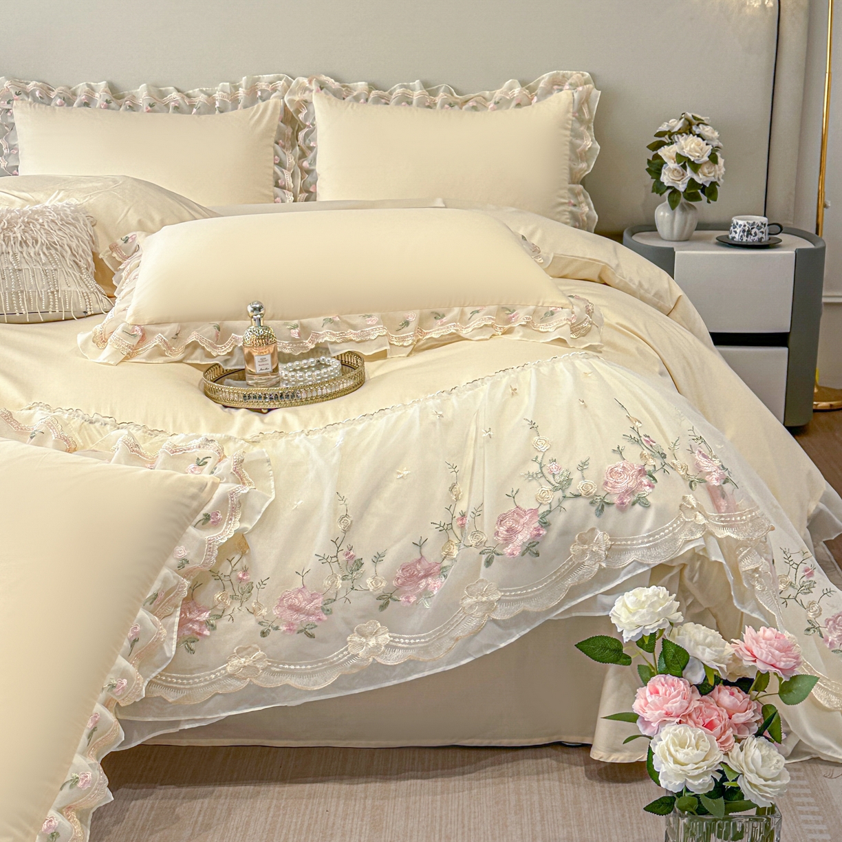 91家纺网 家纺一手货源 找家纺 绒掌柜家纺（品质焕新） 2026新品100S长绒棉蕾丝花边精密刺绣四件套-巴黎仙子系列-礼盒装 奶昔白